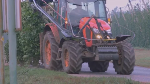 Tractor with hops in field 스톡 동영상 208458954