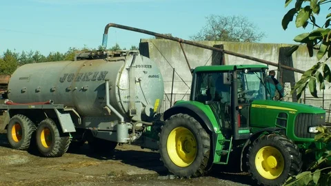 Tractor John Deere special trailer spreading fertilizer of slurry, tanking Stock-Footage 97798673