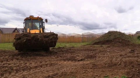 Tractor line up land plot near country house Vídeos de archivo 83241502