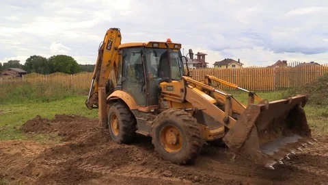 Tractor line up land plot with soil near country house Vídeos de archivo 83241493