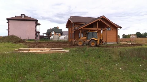 Tractor line up land plot with soil near country house Vídeos de archivo 83241506