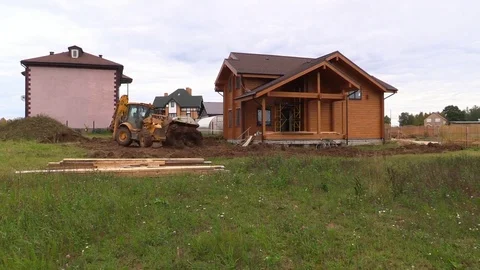 Tractor line up land plot with soil near country house Video stock 83241518