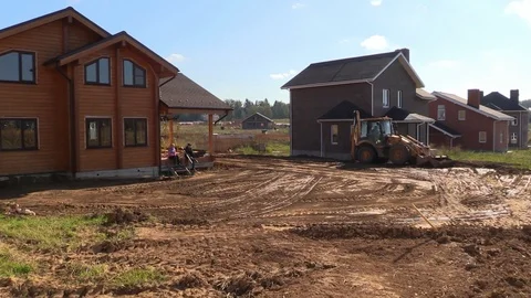 Tractor line up land plot with soil near country house Vídeos de archivo 83241610