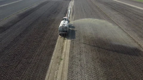 Tractor with liquid spreader tank Vídeos de archivo 150285562