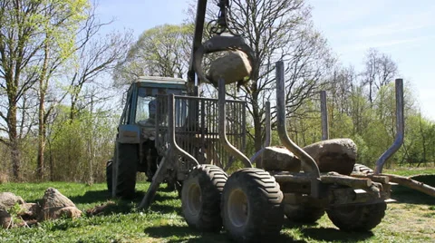 Tractor load big stones. Stockbeeldmateriaal 37553491
