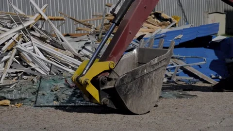  tractor loader bucket on the background of a mountain of garbage Video stock 192522339