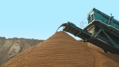 Tractor loader with bucket loads sand. Conveyor of sand quarry Vidéo 239263072