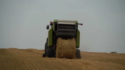Tractor makes round hay bales Stock Footage 137919100