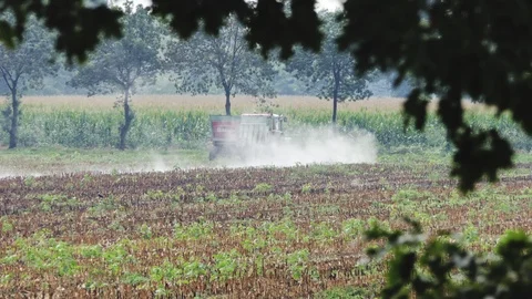 Tractor manure spreader with smoke Video stock 116654664