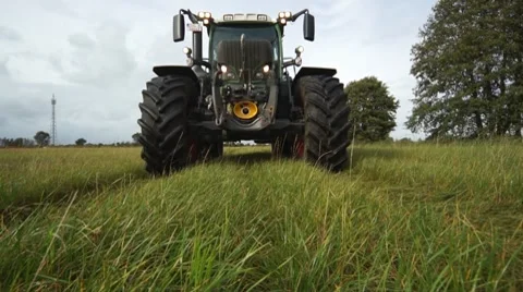 Tractor in motion, close-up Video stock 8825985