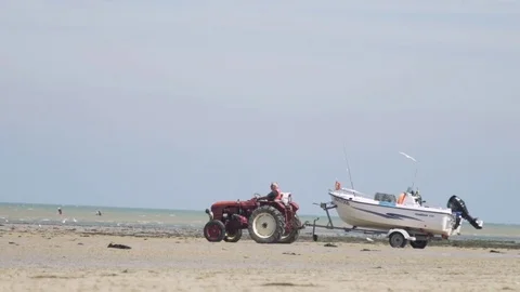 Tractor offloading a boat slowmotion Video stock 72983738