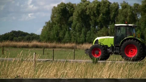 Tractor passing. Video stock 7767193