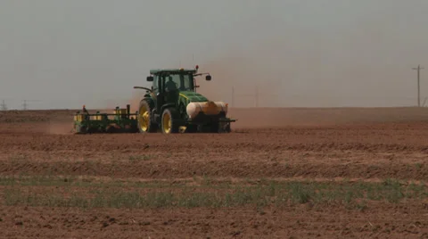 Tractor planting cotton Video stock 39910865