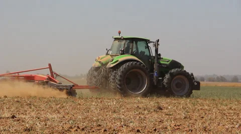 Tractor plot The Field After Harvest Vídeos de archivo 37765061