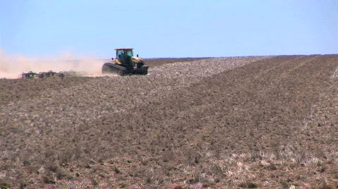 Tractor Plowing a Field in Eastern Washington Vidéo 493811