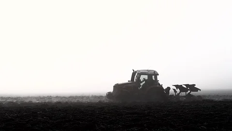Tractor plowing a field in the fog Vídeo Stock 122595083