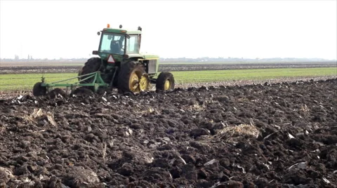 Tractor plowing a field Video stock 1046815