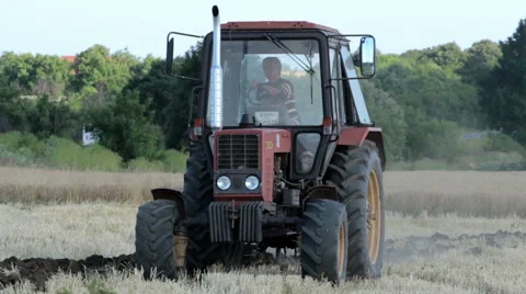 А tractor plowing a field Vidéo 52127989