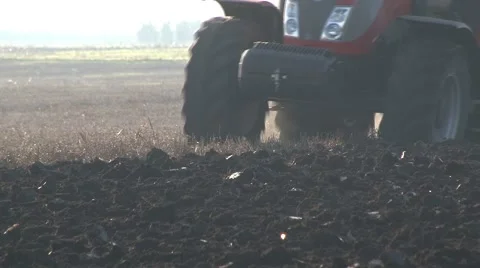 Tractor Plowing A Field 库存影片 58411519