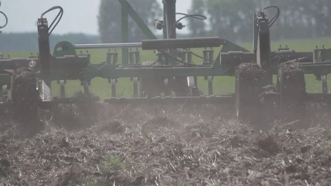 Tractor Plowing a field Plow closeup. soil, grass, spring sowing Vídeo Stock 79307114