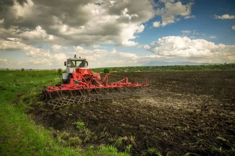Tractor plowing fields. Preparing land for sowing. Foto stock