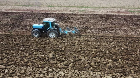 Tractor plowing Stock-Footage 163467969