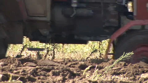Tractor plowing the land Vídeo Stock 35451023