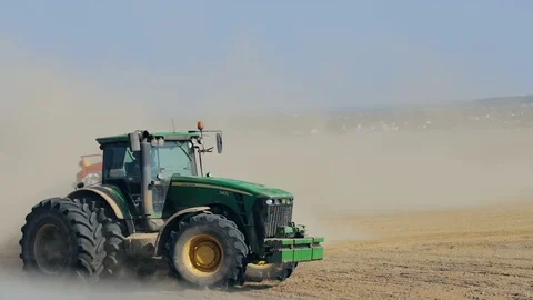 Tractor plowing land soil preparing for sowing seed or planting at spring Vidéo 124710494