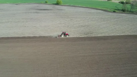 Tractor plowing land in spring 스톡 동영상 130553521
