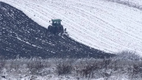 Tractor Plowing Up the Soil Winter Time Vidéo 146789281