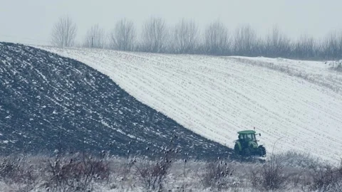 Tractor Plowing Up the Soil Winter Time Vídeo Stock 146789675