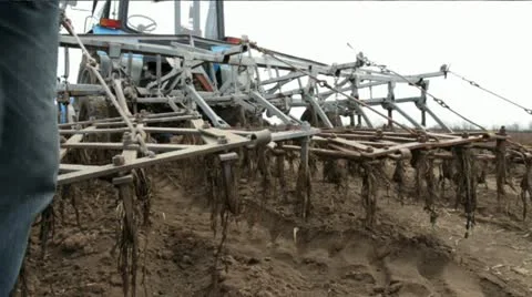Tractor Plows After Cultivating 库存影片 22293366