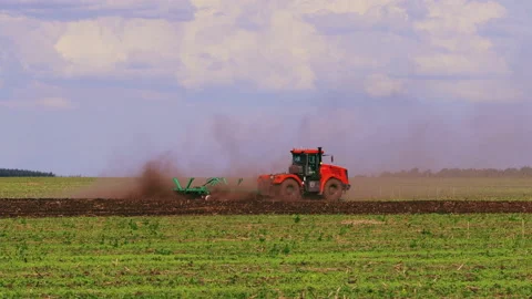A tractor plows a field, a farmer prepares for sowing for work, growing Vídeo Stock 199383362