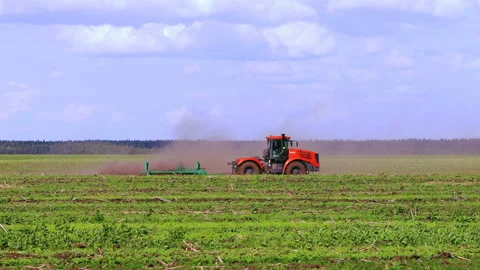 A tractor plows a field, a farmer prepares for sowing for work, growing Vídeo Stock 201372806