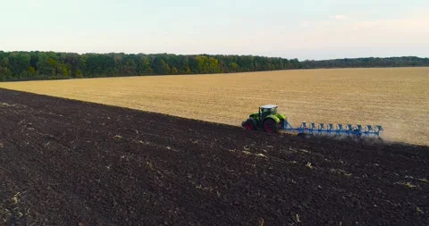 Tractor plows the field top view. The tractor works in the field. View from the 库存影片 147178286