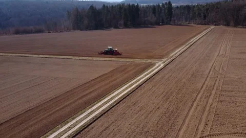 Tractor plows fields in Germany Vídeos de archivo 172377079