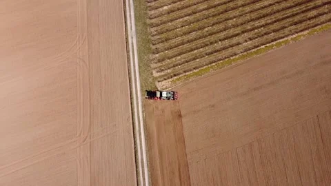 Tractor plows fields, top view Vídeos de archivo 172378410