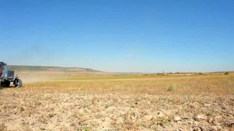 Tractor preparing field for sowing Video stock 1397221