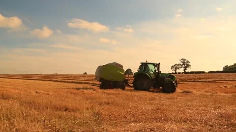 Tractor preparing hay bales on a wagon Stock Footage 41642651