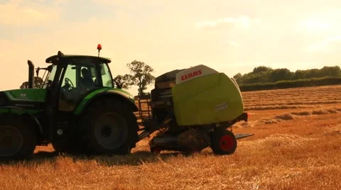 Tractor preparing hay bales on a wagon Stock Footage 41644041