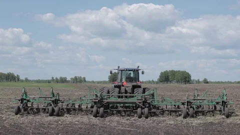 Tractor preparing a seed system in the field Vídeos de archivo 78676456