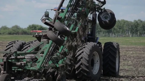 Tractor preparing a seed system in the field Vídeo Stock 78676834