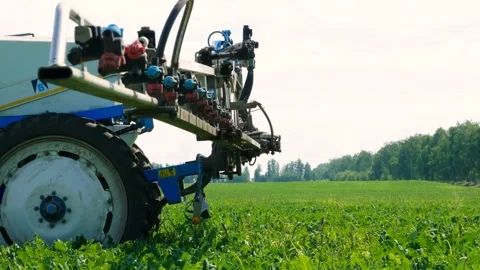 Tractor preparing for spraying the plants of sugar beet from pests, diseases. 4K 库存影片 85620503