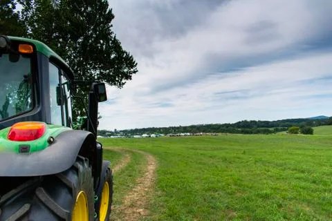 Tractor pulling a hayride during a local farm and stock show Foto stock