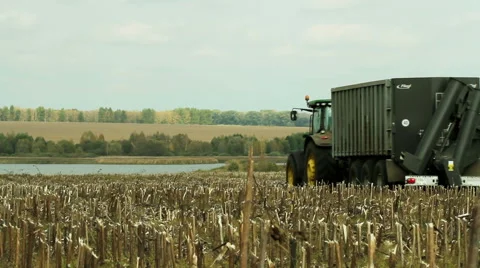 Tractor pulling a trailer full of sunflower seeds Stock-Footage 62297348
