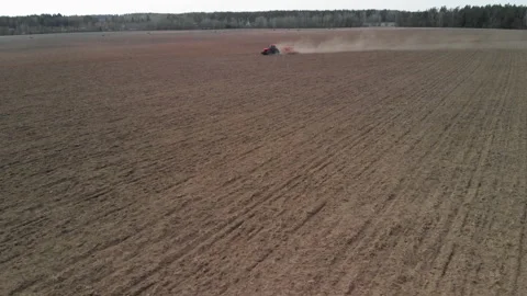 Tractor pulls a combined crop unit across the prairie Video stock 155224775