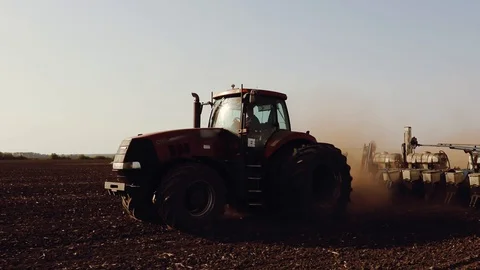 Tractor pulls the seed drill, agricultural machinery seeder. Vídeo Stock 93304105