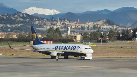 A tractor is pushing back a Boeing 737-800 Ryanair at Bergamo Airport 스톡 동영상 125790020