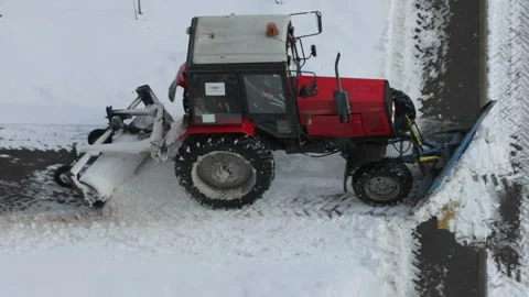 Tractor removing snow from walkways 库存影片 126706914