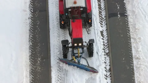 Tractor removing snow from walkways 库存影片 126707112